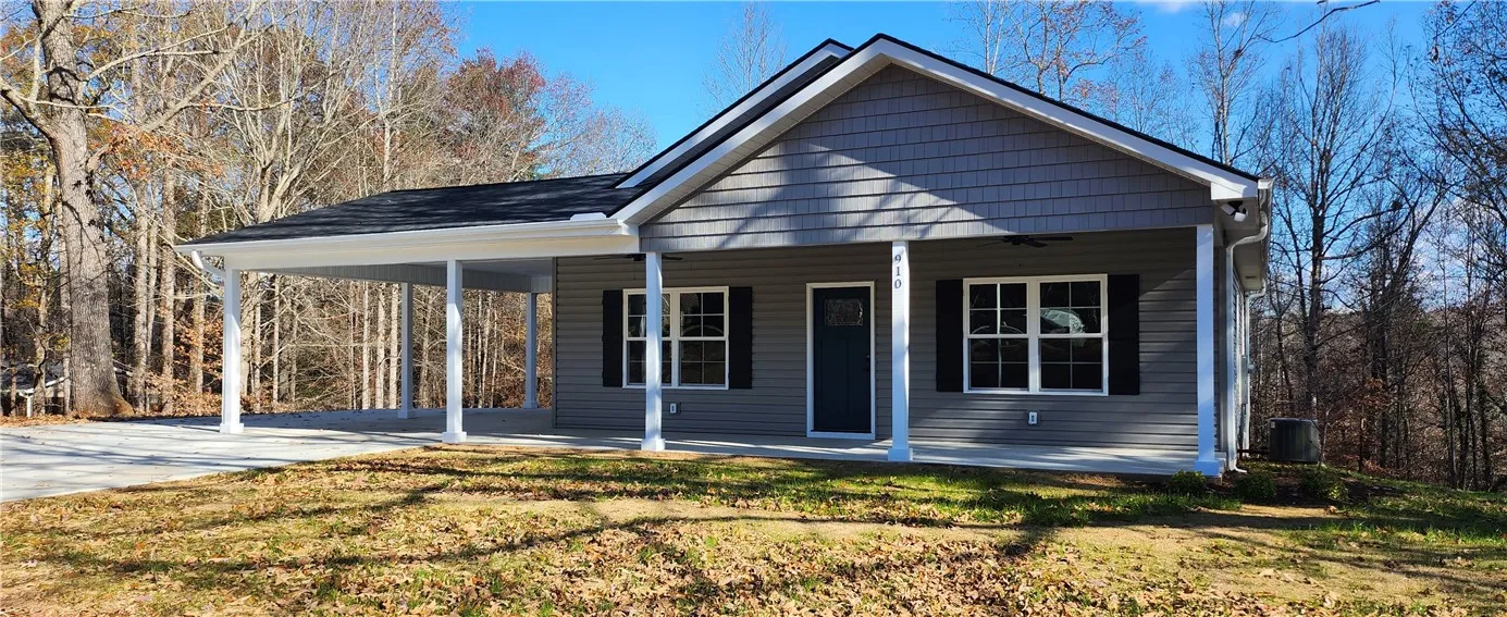 Property image 2 at 910 Robinhood Drive, Walhalla, SC 29691