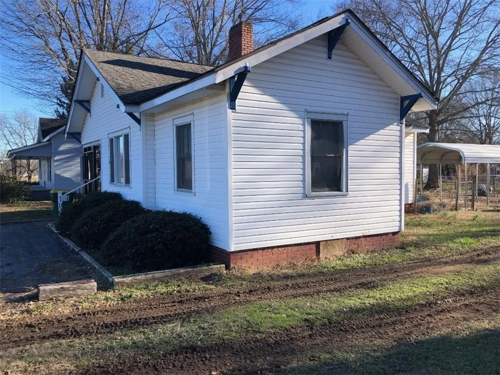 Property image 2 at 105 Clinkscales Street, Iva, SC 29655
