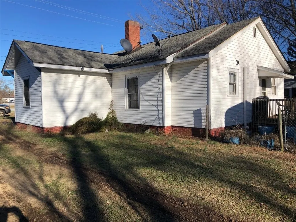 Property image 3 at 105 Clinkscales Street, Iva, SC 29655