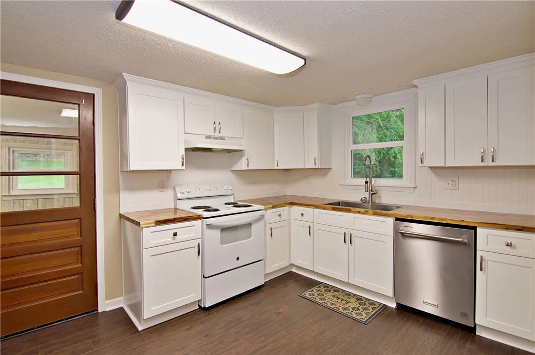 Property image 3 at 204 Aiken Street, Central, SC 29630