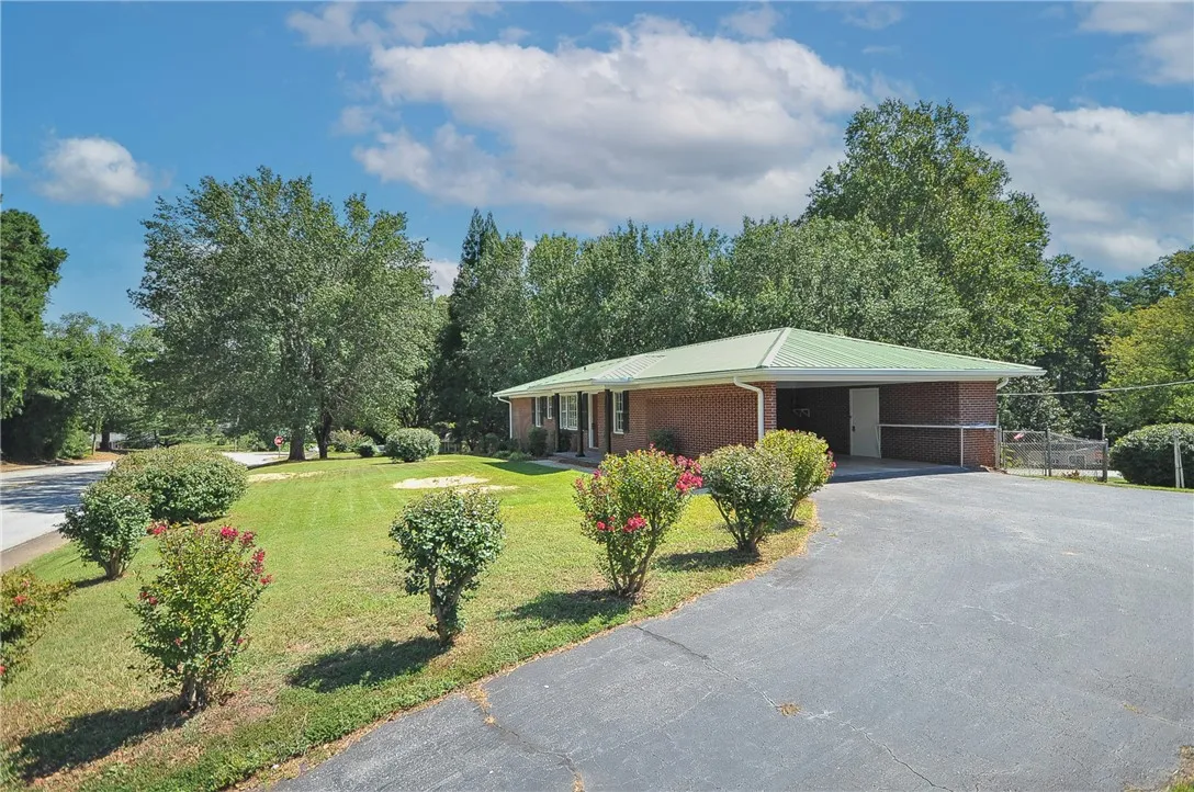 Cherokee Estate, Walhalla Community