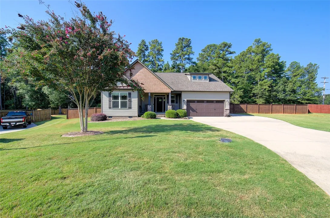 204 Pineknoll Circle