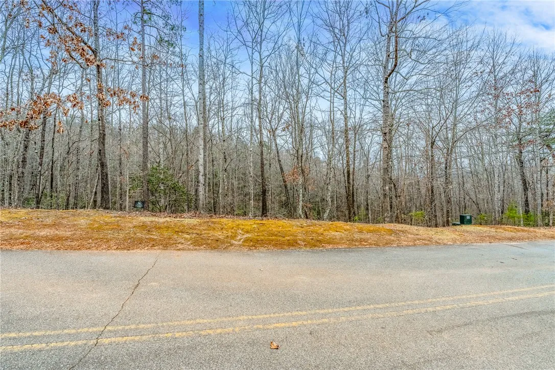 30 Lakes Edge Way