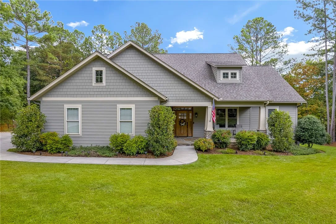911 Lakecrest Drive