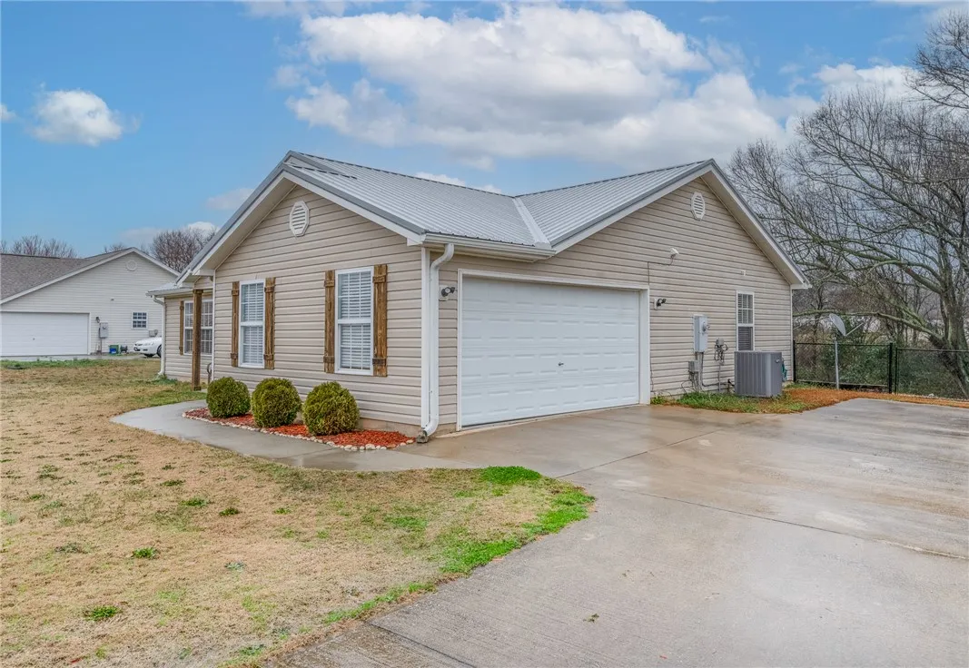 Property image 2 at 119 Chicoma Drive, Townville, SC 29689