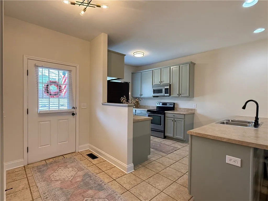 Property image 3 at 521 E Perkins Creek Road, Seneca, SC 29678