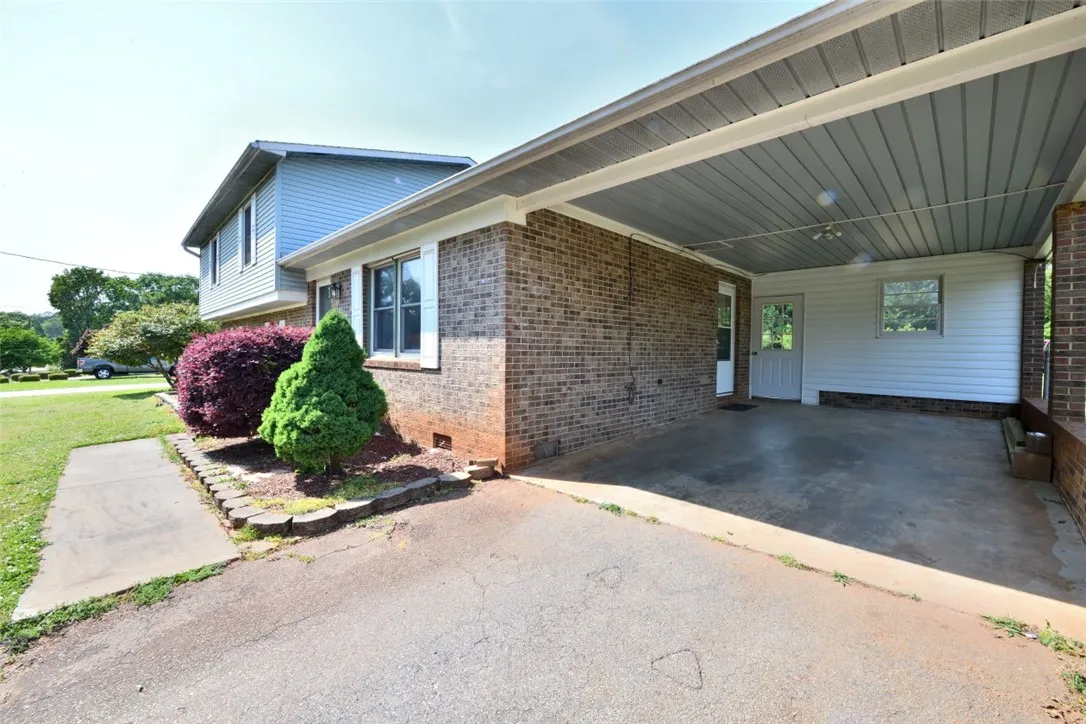Property image 3 at 102 Meadow Drive, Seneca, SC 29678