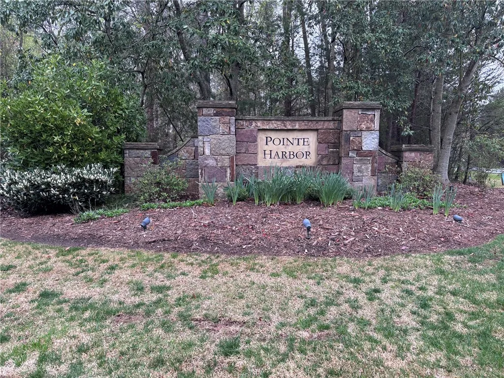 Pointe Harbor, Seneca Community