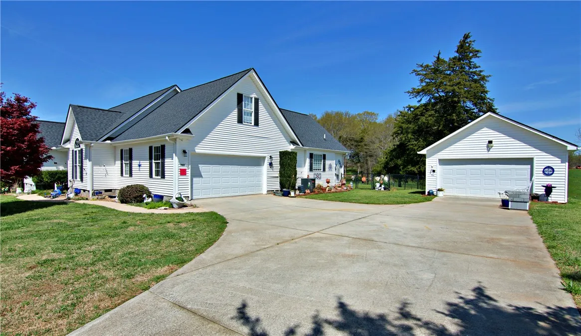 Property image 3 at 707 Tall Oak Trail, Seneca, SC 29678