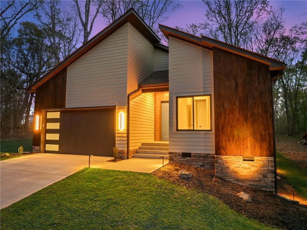 902 South Arrowhead Drive