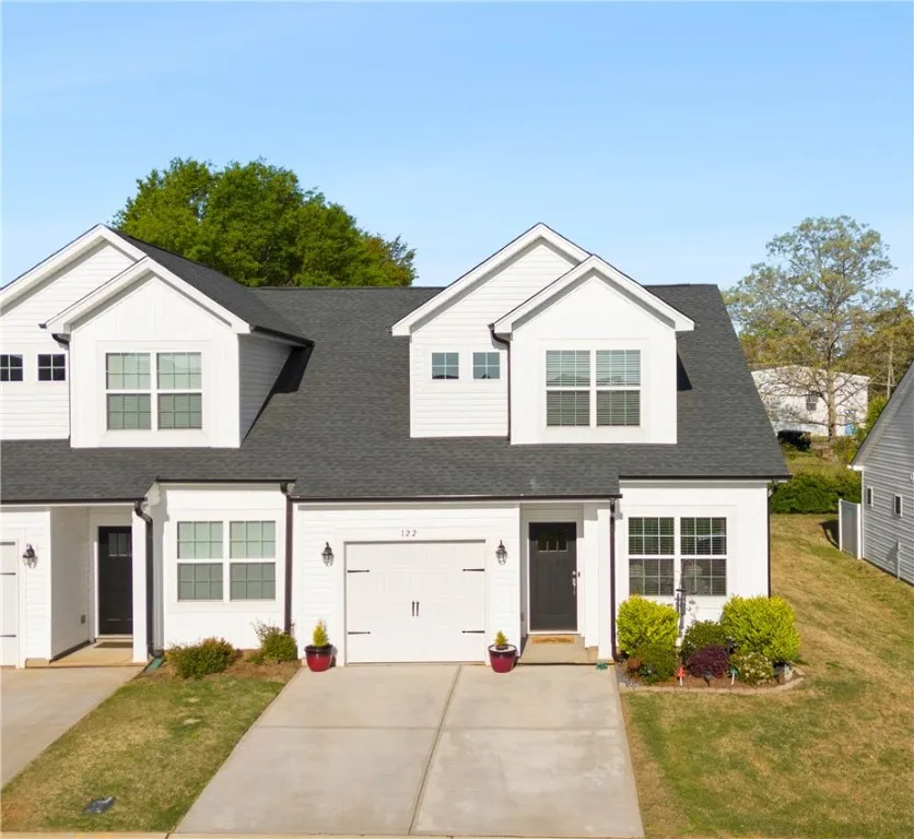 The Pines, Greer Community