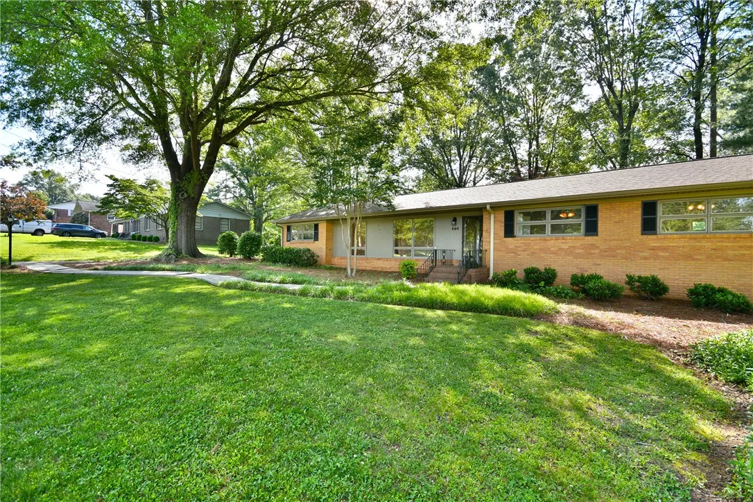 Property image 2 at 200 Lavonne Avenue, Easley, SC 29642