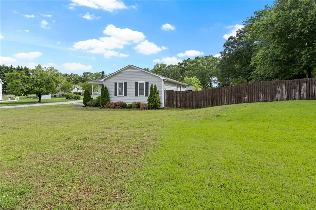Property image 4 at 10 Meadowview Drive, Taylors, SC 29687
