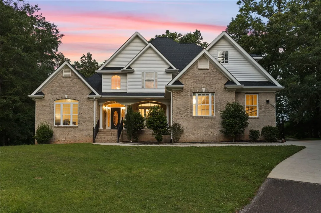 Cobb's Glen, Anderson Community