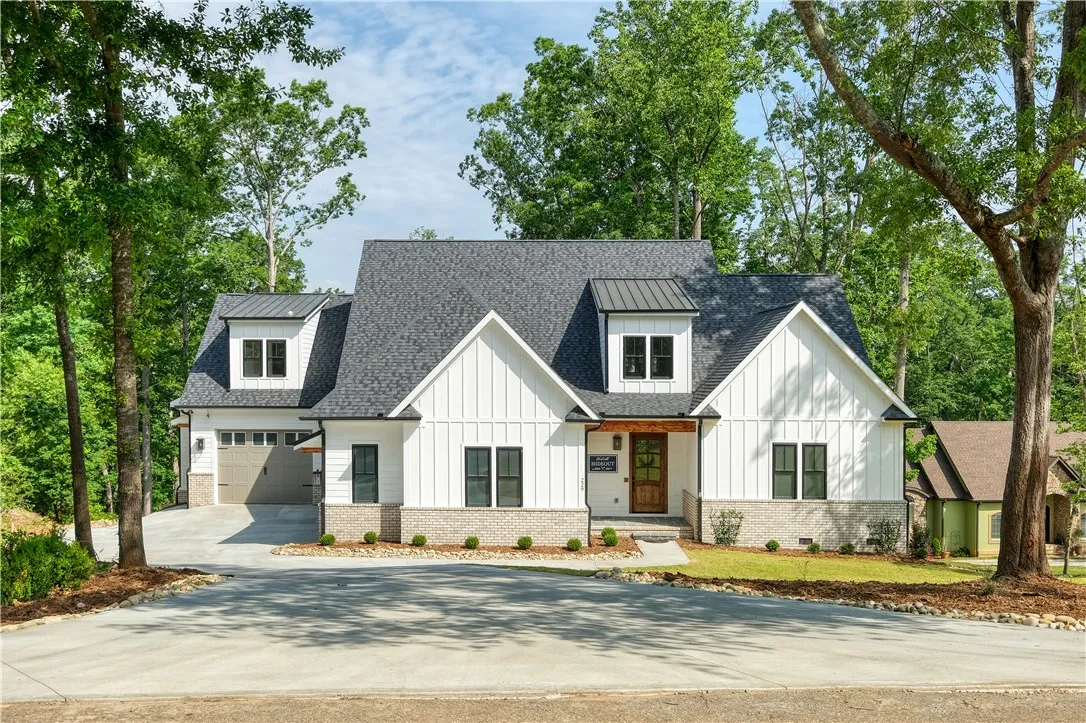 Royal Oak Shores, Anderson Community