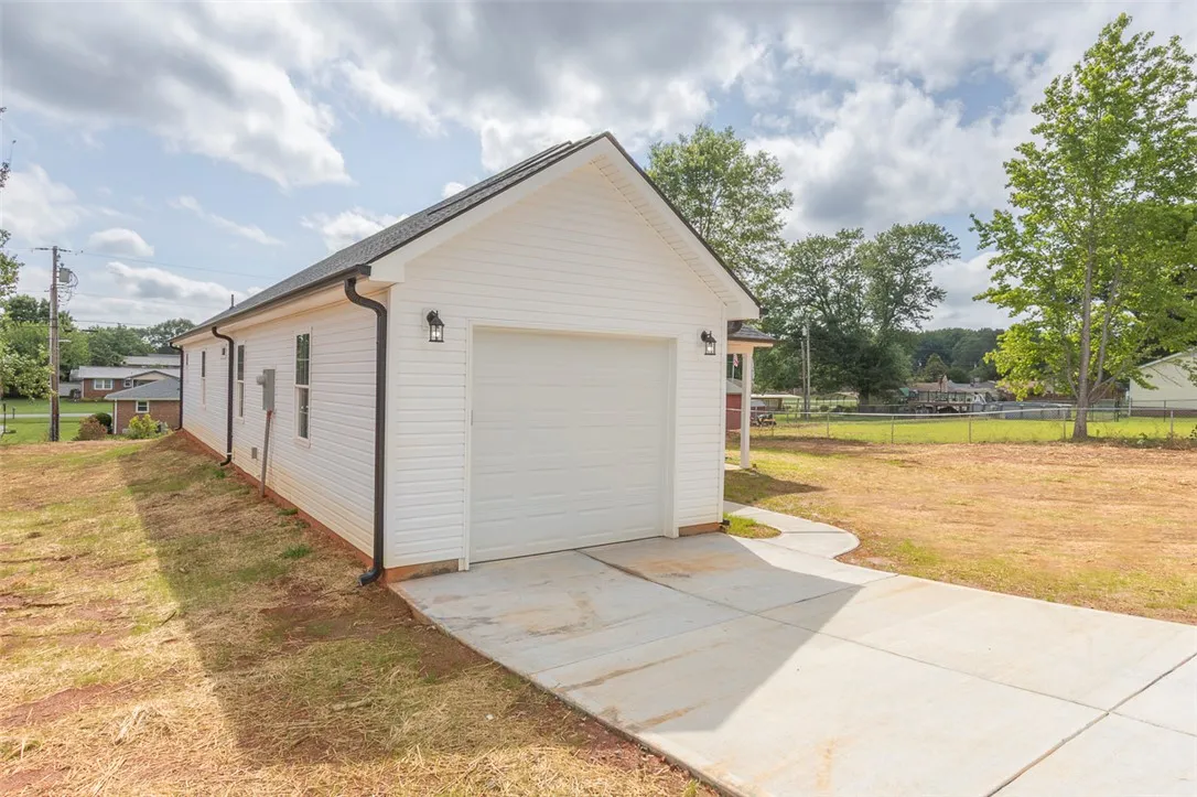 Property image 3 at 604 Jasmin Drive, Anderson, SC 29626