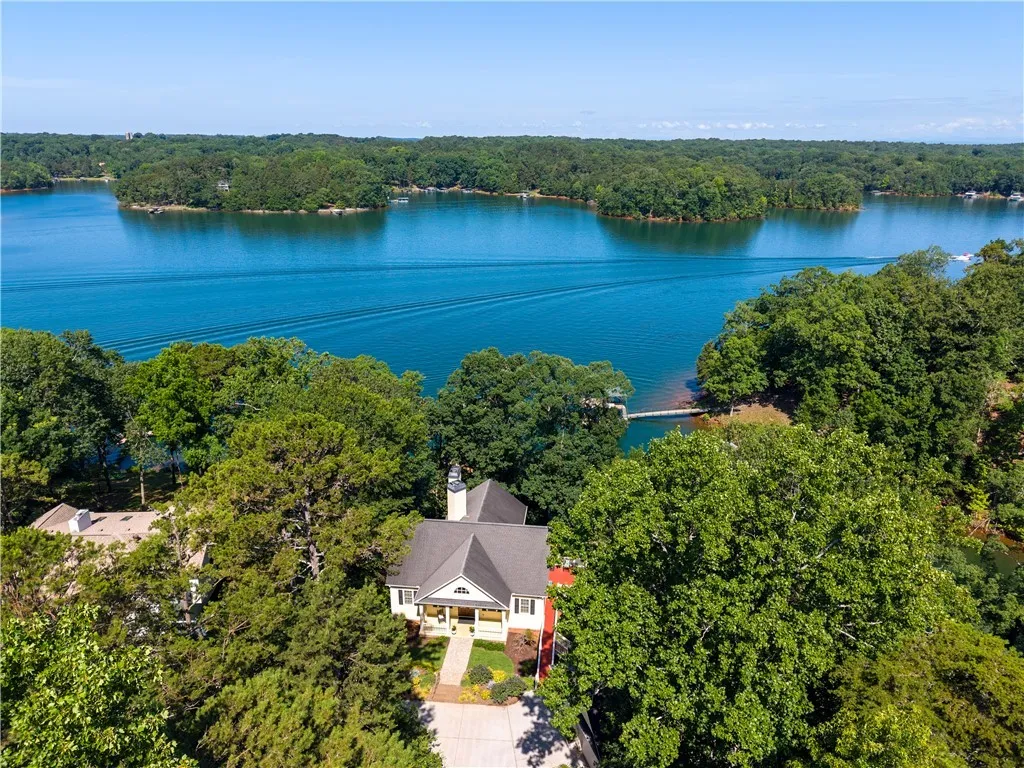 Royal Oak Shores, Anderson Community