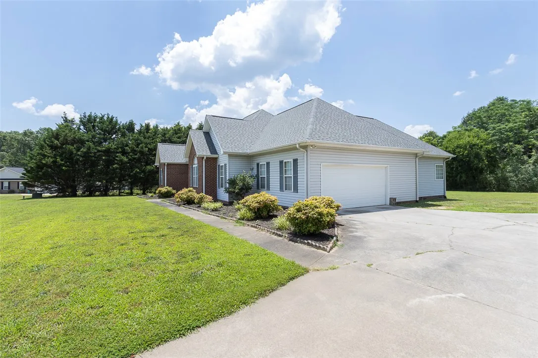 Property image 4 at 310 Smithfield Drive, Anderson, SC 29621