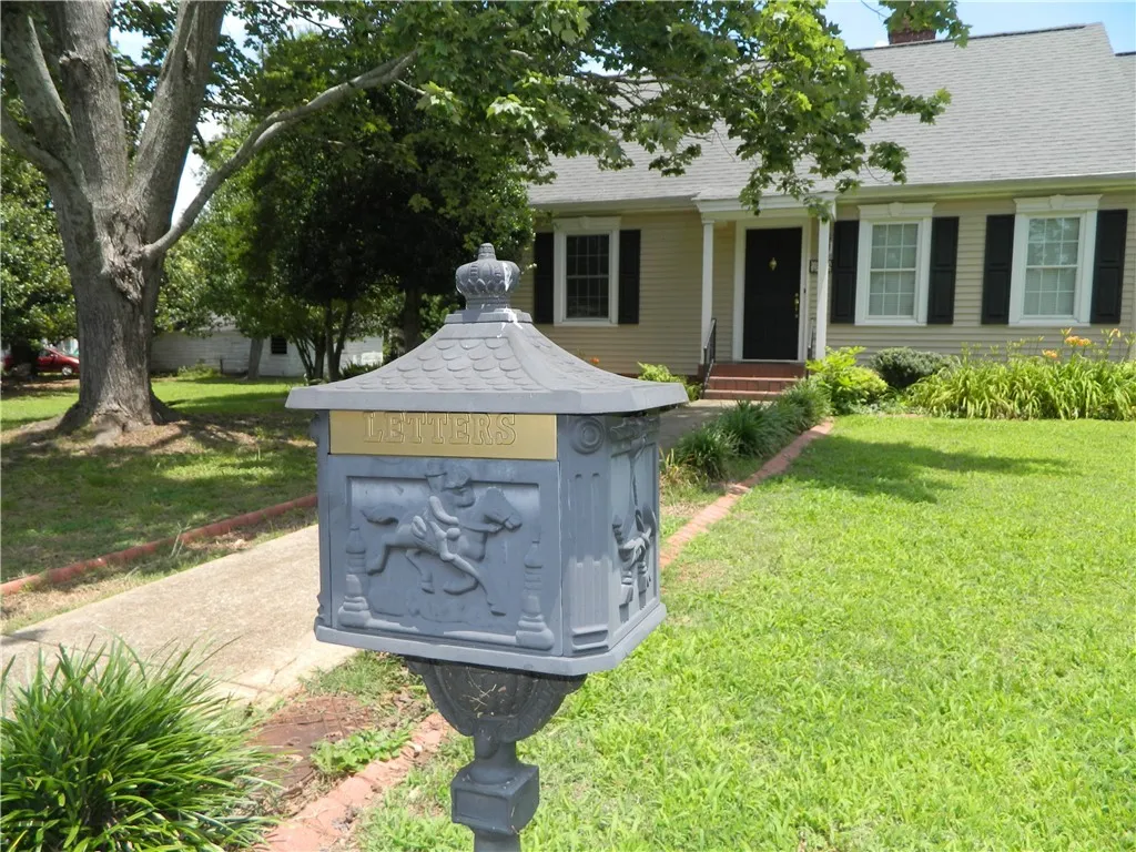 220 Moultrie Square