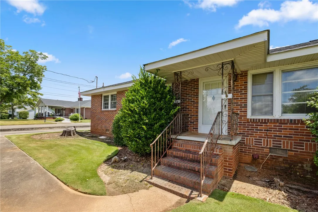 Property image 4 at 615 S Pine Street, Seneca, SC 29678