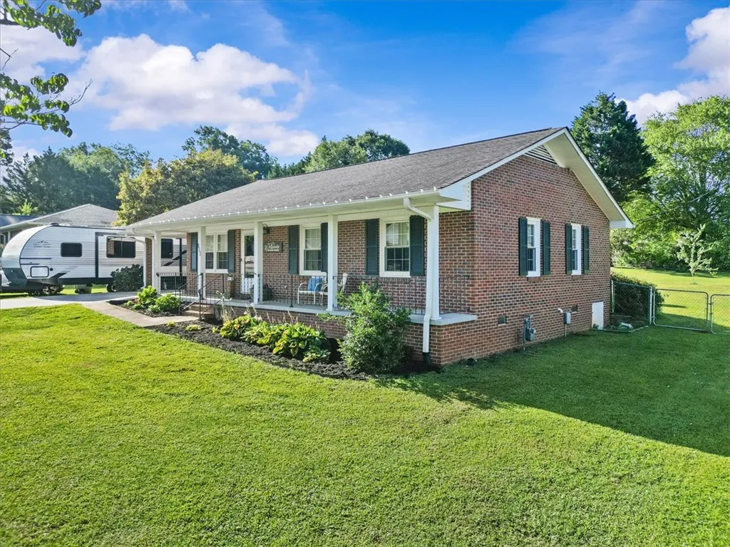 Property image 2 at 734 Tanglewood Drive, Seneca, SC 29672