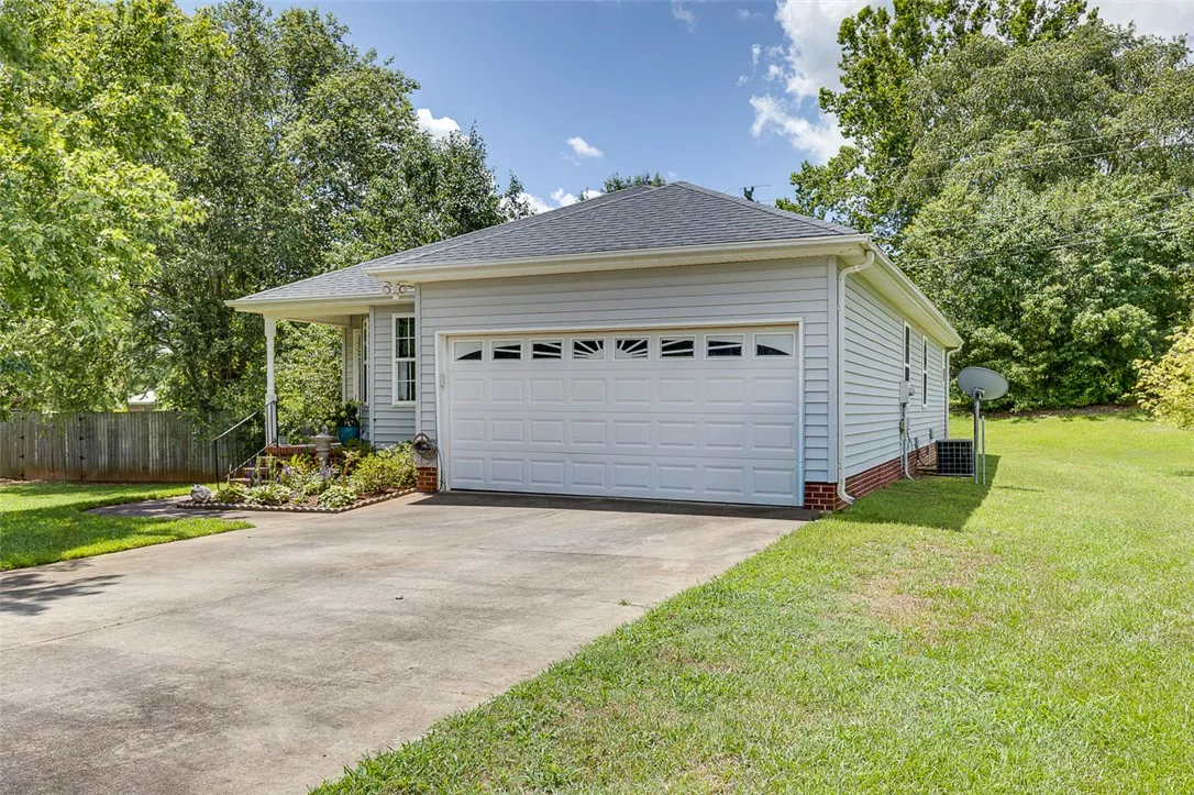 Property image 3 at 2109 Rolling Green Road, Anderson, SC 29621