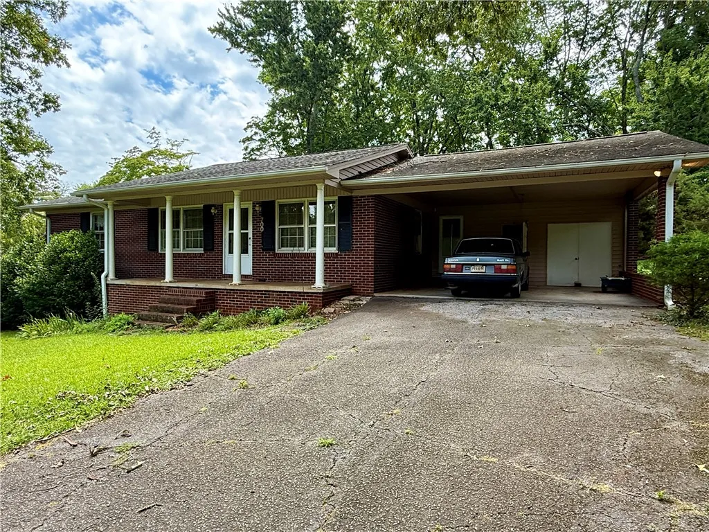 Property image 3 at 700 Tanglewood Drive, Seneca, SC 29672