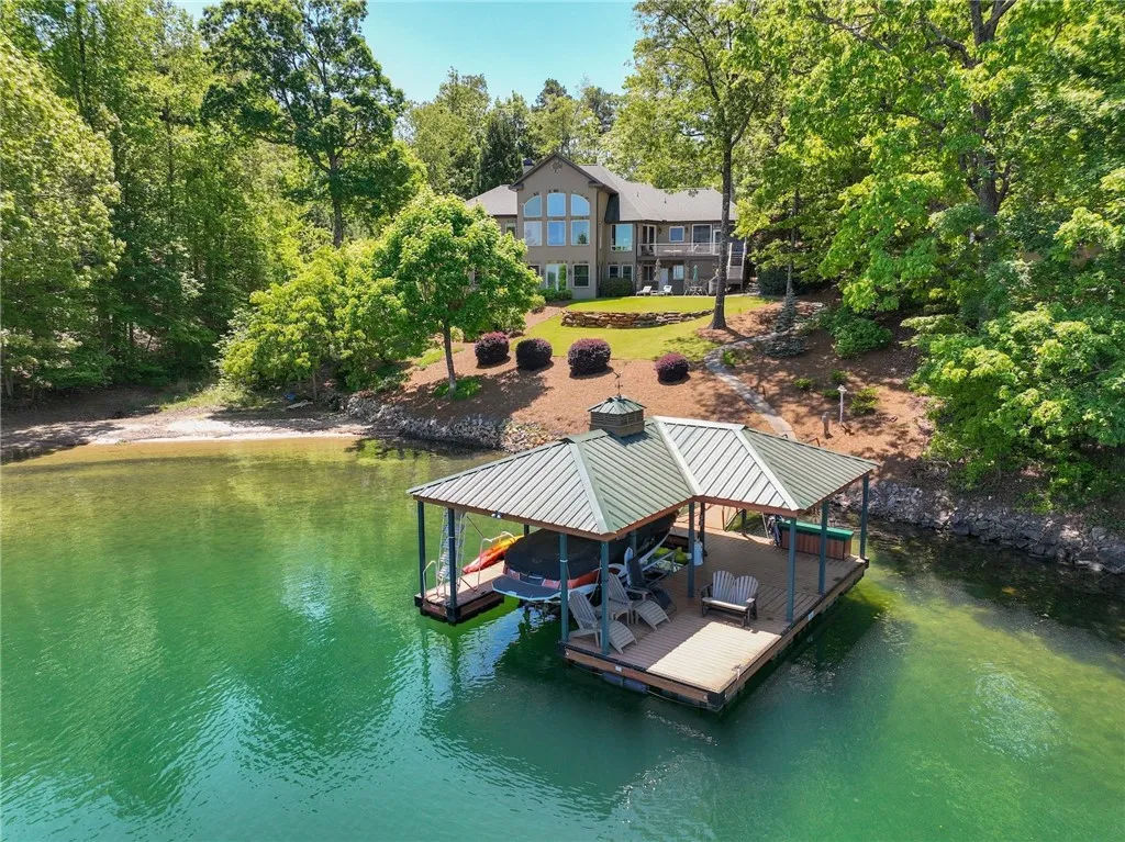 Wynward Pointe, Salem Community