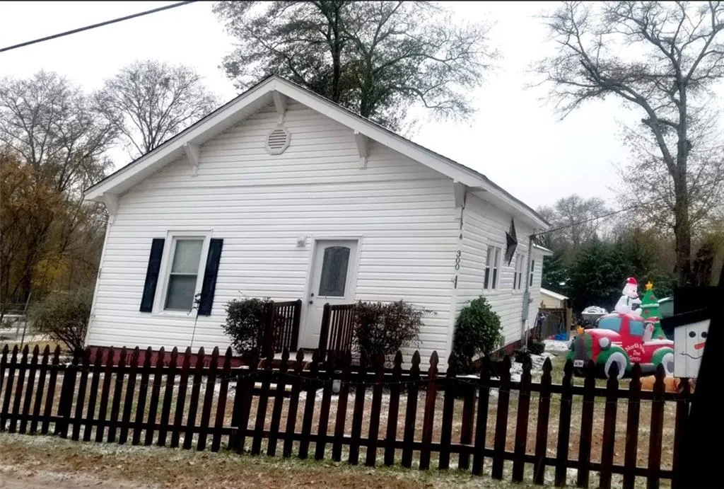 Property image 1 at 300 Hampton Street, Iva, SC 29655
