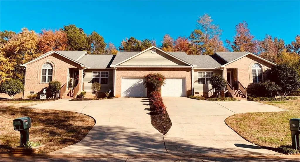 213 & 215 River Oaks Circle