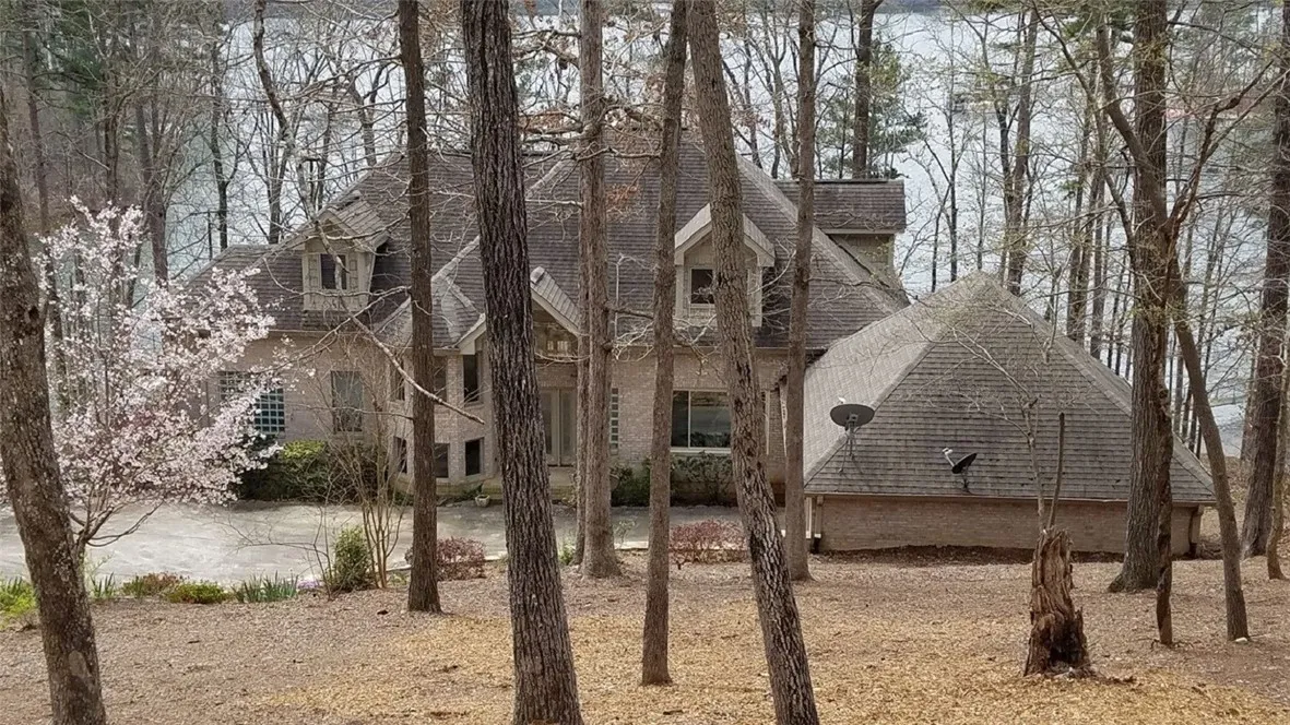 350 Lakeshore Drive