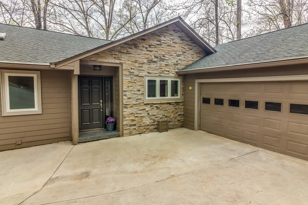 Property image 3 at 303 Harbor Drive, Seneca, SC 29672