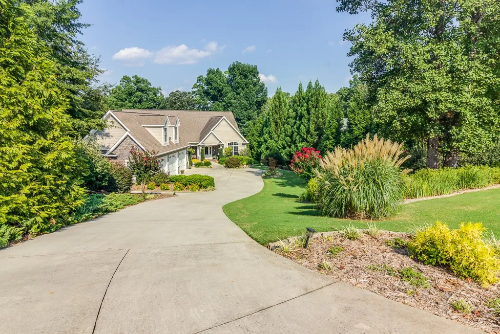 Property image 2 at 220 Winding Oaks Drive, Seneca, SC 29672