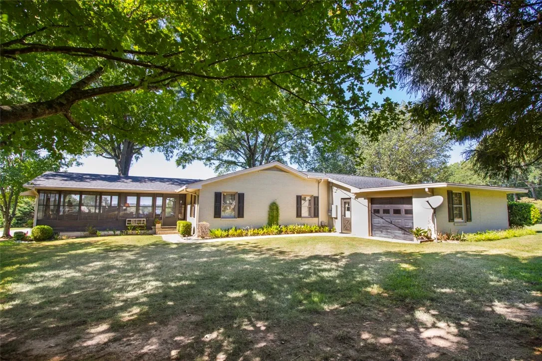 Property image 2 at 300 Edgewater Drive, Anderson, SC 29626