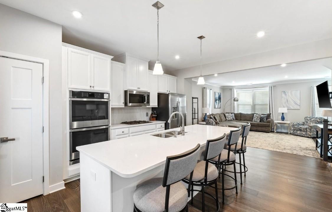 Market Point Townes, Greenville Community