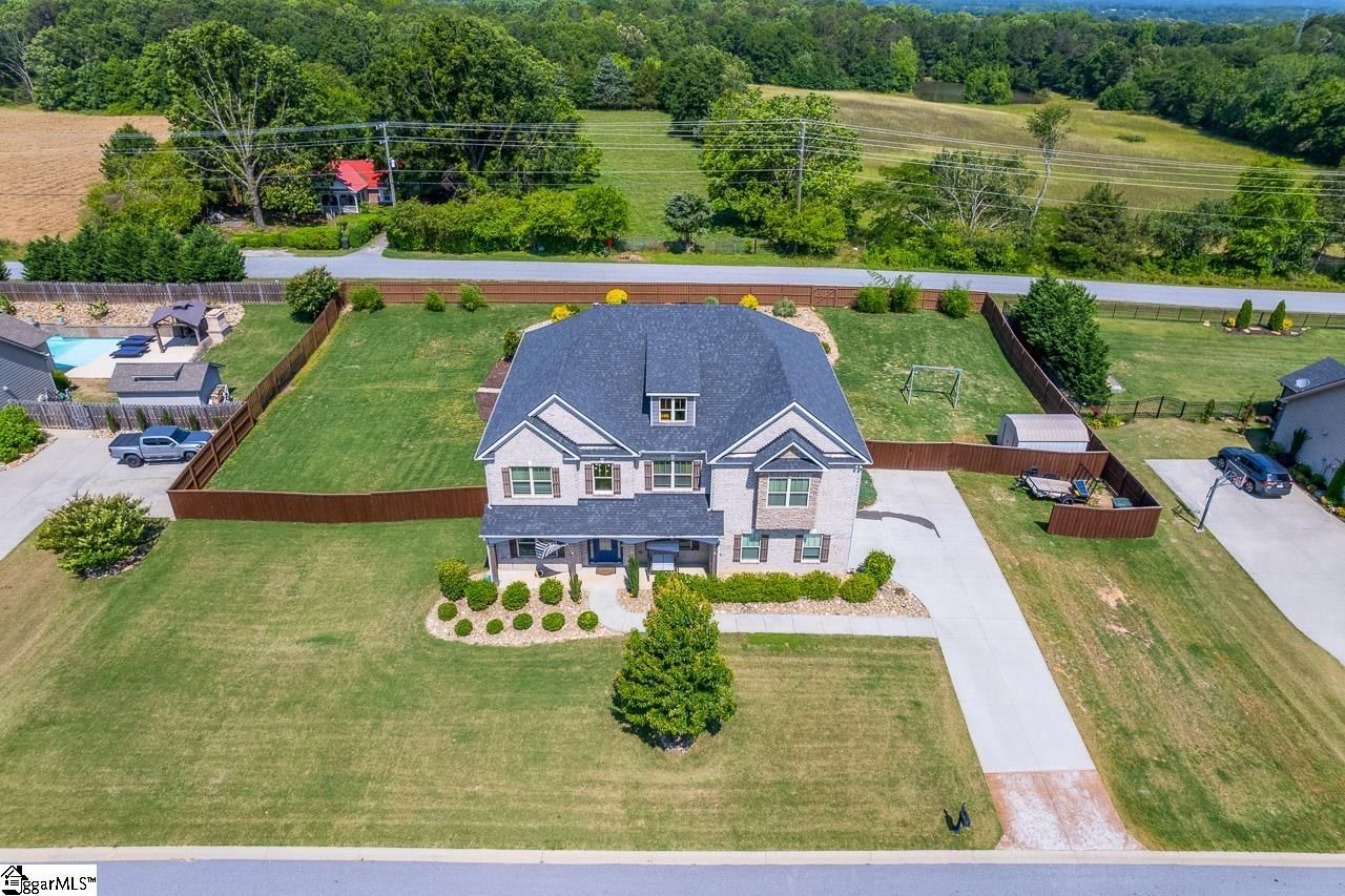 Main image of property at 6 Sunray Lane, Simpsonville, SC 29681