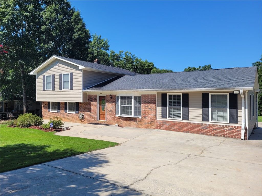 Property image 1 at 1008 Royal Summit Drive, Seneca, SC 29678