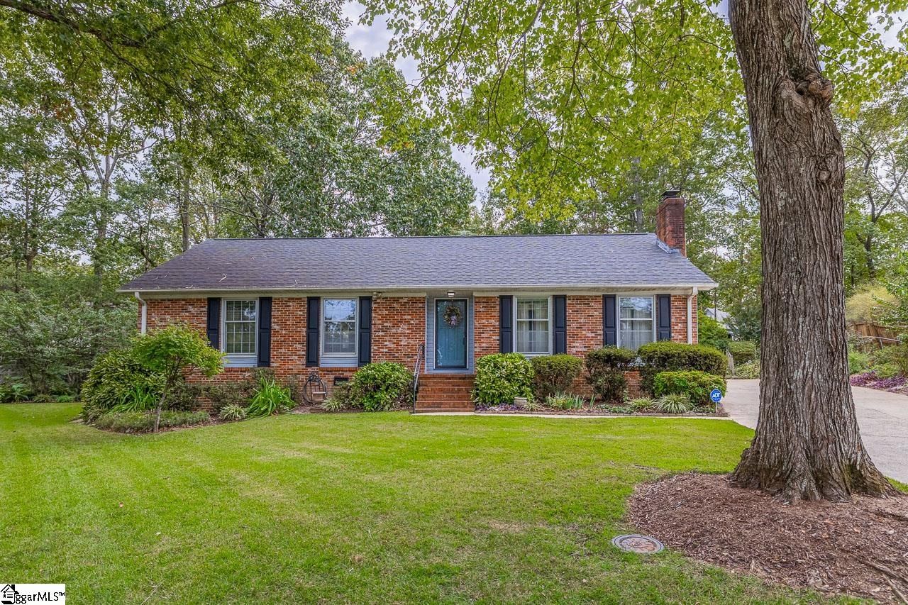 Main image of property at 4 Gray Fox Court, Taylors, SC 29687